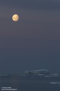 Lune et iceberg / Moon and iceberg