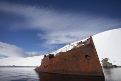 Epave à Foyn Harbour / Wreck at Foyn Harbour