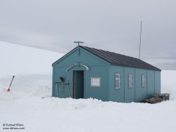 Cabane dans la Baie de Dorian / Hut at Dorian Bay