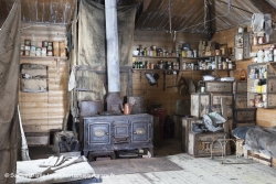 Cabane de l'expédition Nimrod au Cap Royds / Nimrod expedition's hut at Cape Royds