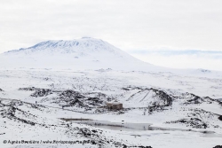 Mont Erebus et cabane de l'expédition Nimrod au Cap Royds / Mount Erebus and Nimrod expedition's hut at Cape Royds