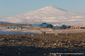 Mont Melbourne et la base coréenne Jang Bogo / Mount Melbourne and the South Korean station Jang Bogo