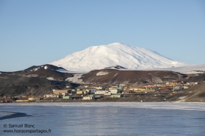 Mont Erebus et base américaine McMurdo / Mount Erebus and McMurdo Station
