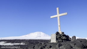 Mont Erebus et mémorial / Mount Erebus and memorial Mont Erebus et mémorial / Mount Erebus and memorial
