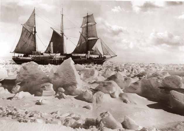 Le navire L'Endurance dans les glaces de la mer de Weddell