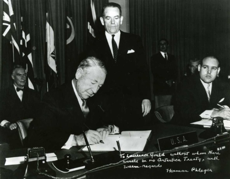Signature du Traité sur l'Antarctique le 1er décembre 1959