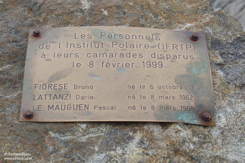 Plaque commémorative sur l'île des Pétrels de l'accident de 1999