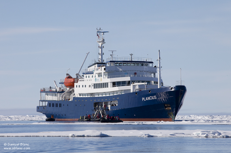Le Plancius, navire de croisière d'expédition polaire de l'agence hollandaise Oceanwide Expeditions, membre d'IAATO