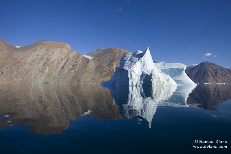 Iceberg et paysage dans le Fjord Franz Joseph au Groenland Iceberg et paysage dans le Fjord Franz Joseph au Groenland