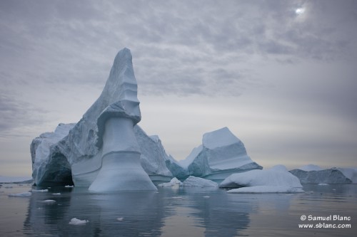 Cimetière d'icebergs à Red Head au Groenland