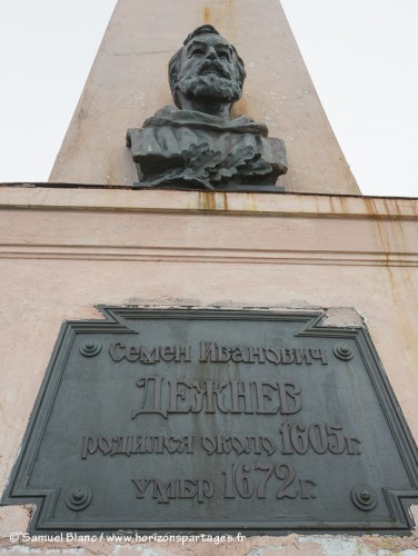 Monument au cap Dejnev