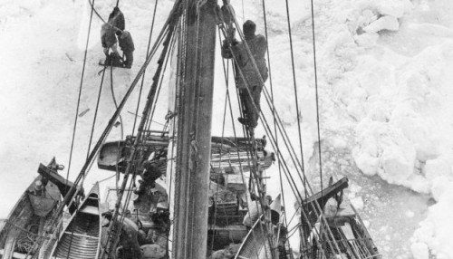 Le Karluk pris dans les glaces de l'océan Arctique