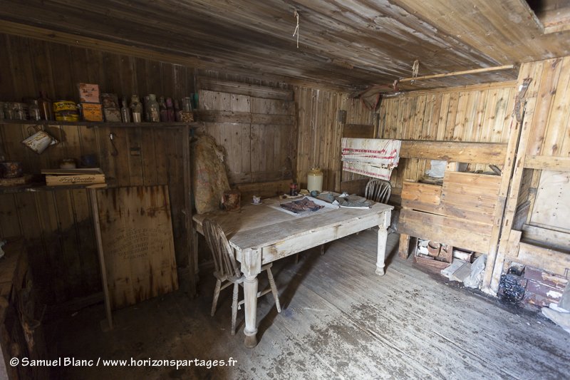 Dans la cabane Borchgrevink au cap Adare