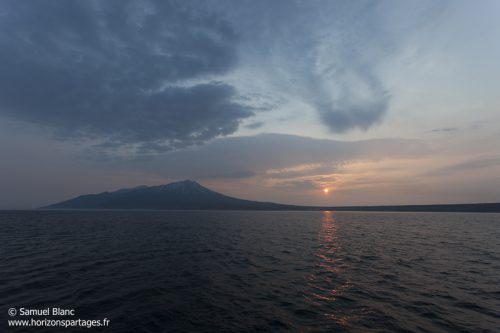 Volcan dans les îles Kouriles