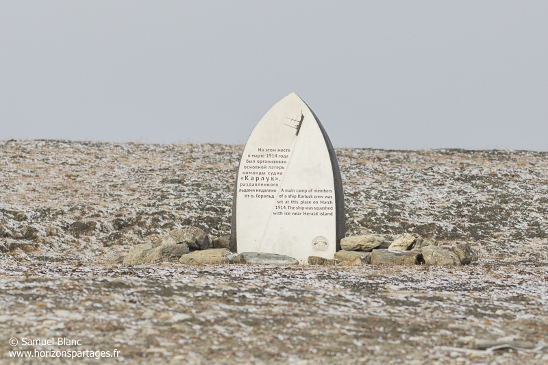 Monument en hommage aux membres du Karluk sur l'île Wrangel