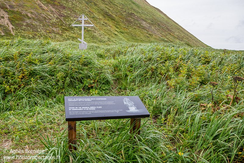 Emplacement originel de la tombe de Vitus Béring et croix commémorative Emplacement originel de la tombe de Vitus Béring et croix commémorative
