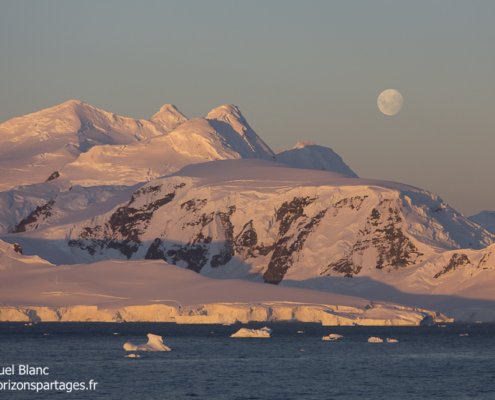 Lever de lune dans les îles Shetland du Sud