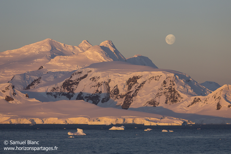 Lever de lune dans les îles Shetland du Sud Lever de lune dans les îles Shetland du Sud