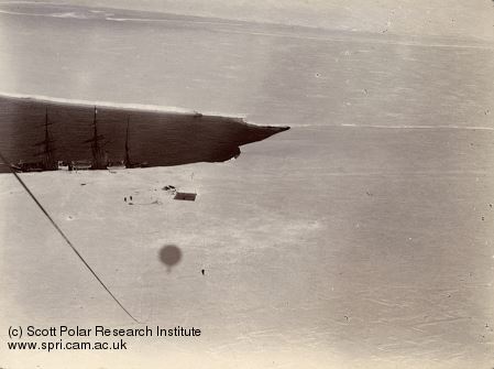 Première vue et photographie aérienne de l'Antarctique prise à bord d'un ballon à hydrogène en mer de Ross le 4 février 1902