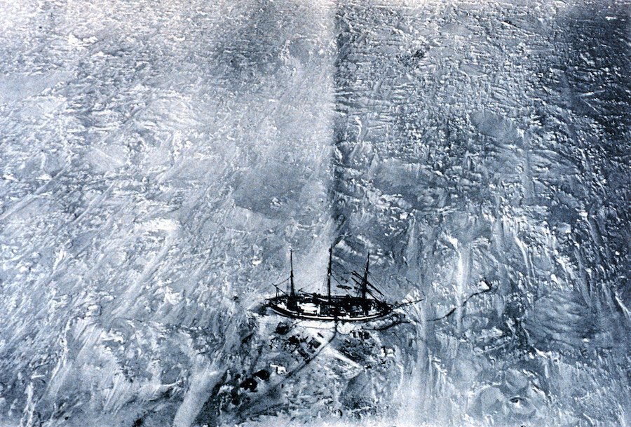 Photographie du Gauss dans les glaces prises par Drygalski depuis le ballon à hydrogène le 29 mars 1902