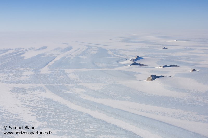 Vue arienne de l'Antarctique en Terre de la Reine Maud