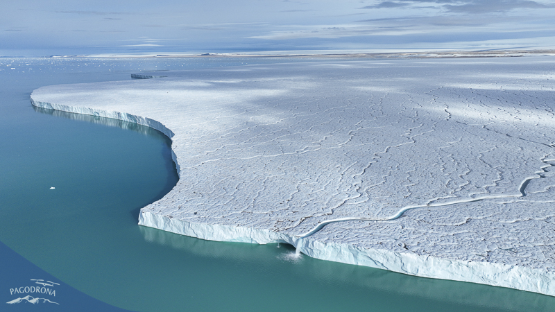 Glacier Bråsvell (Bråsvellbreen) au Svalbard vu d'un drone