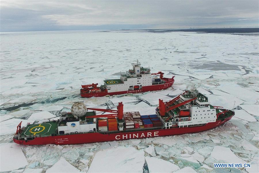 Le Xue Long et le Xue Long 2, navires polaires chinois dans les glaces en Antarctique