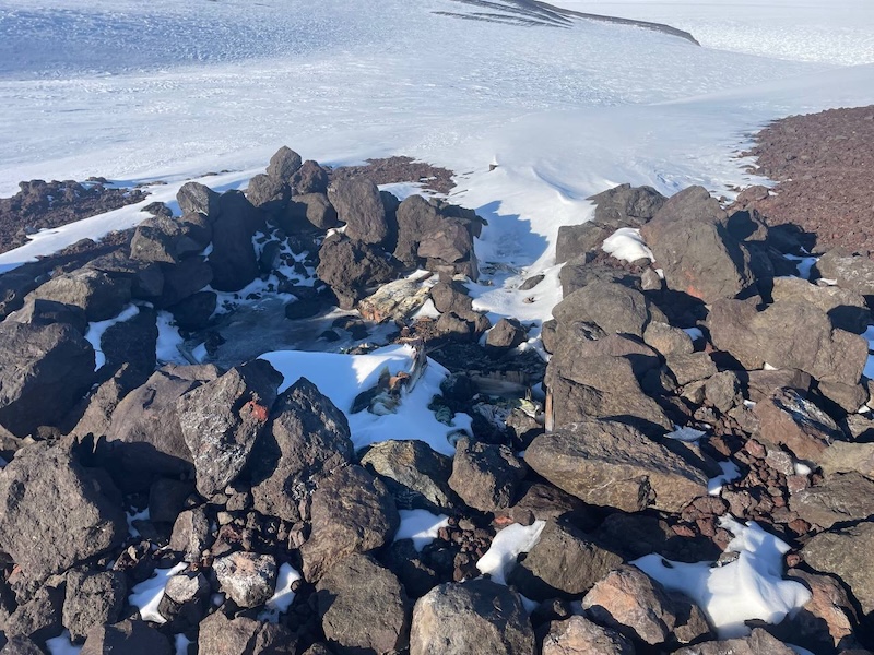 Vestiges de nos jours de l'igloo de pierres utilisé lors de cette expédition